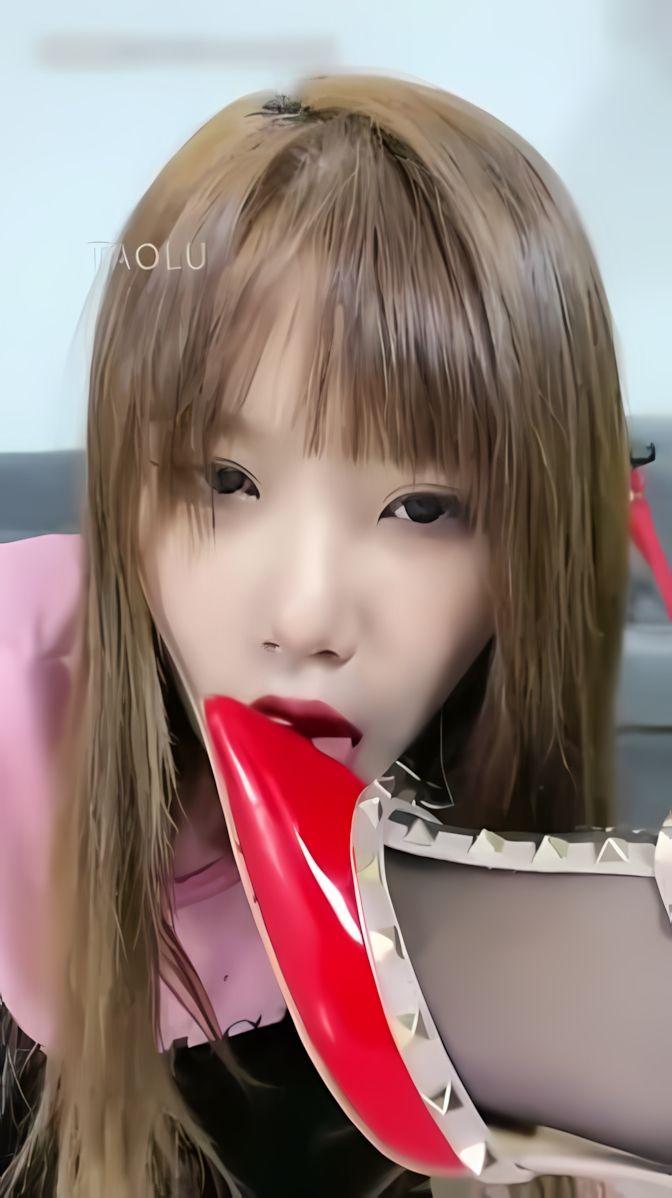 母狗小七口舌伺候咀嚼喂食