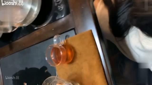 母狗茶台下吃大鸡巴屁眼垃圾桶被灌了一肚子茶水上下都喝饱了