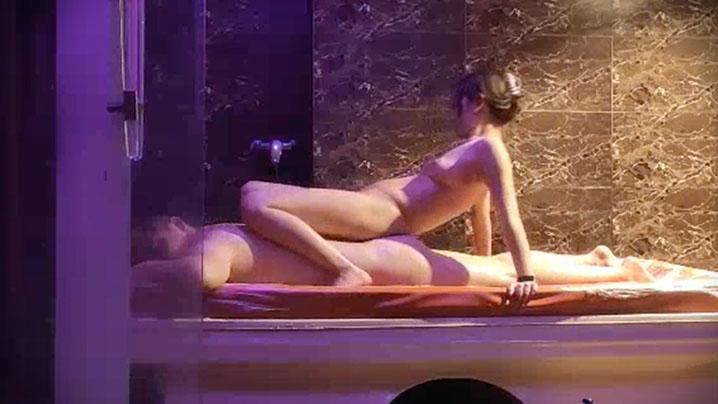 水疗馆里的极品女技师水床上的胸推按摩服务伺候小哥床上从上舔到下各种姿势激情爆草