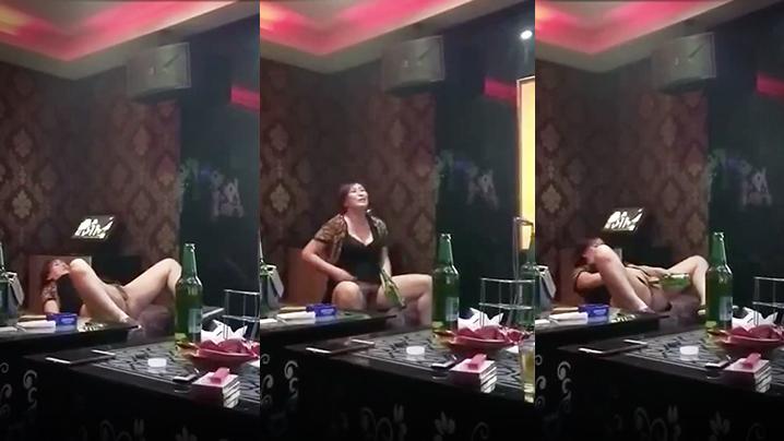 泄密流出女少妇拿酒瓶自慰高潮喷水