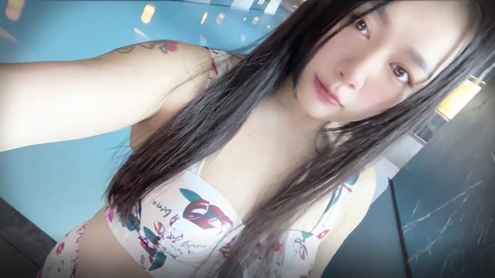 泳池搭讪激情在飯店泳池遇上超級性感的刺青女孩用著一口破英文搭訕她到我的房間進行專業的活塞運動