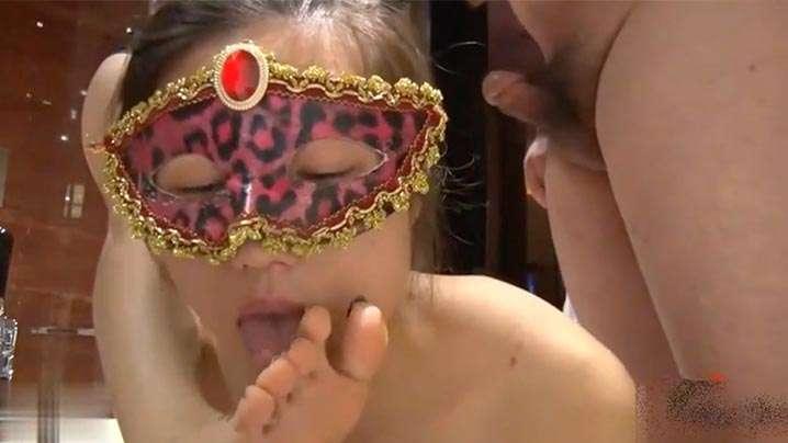 浴室调教小夫妻女王指导母狗舔阴舔脚趾