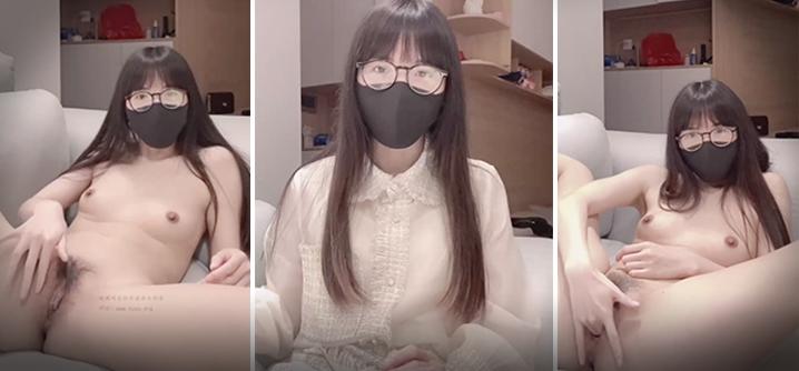 淫荡对话眼镜小姐姐自拍自慰用手指抽插再拿跳蛋震动加速达到高潮出水淫叫不断