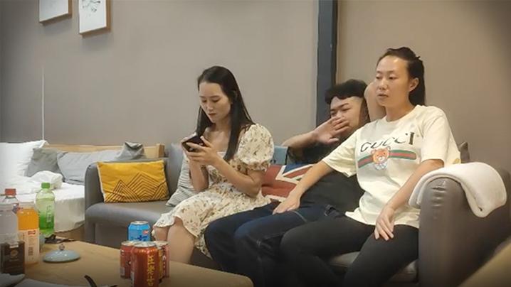 清纯妹子4P我开着拖拉机两小伙4P激情啪啪穿上情趣装揉捏奶子一人一个舔奶调情正入抽插猛操被发现