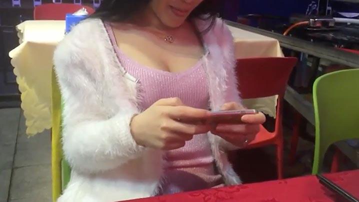 清纯模特兼职模特秦先生与电影院厕所激情啪啪