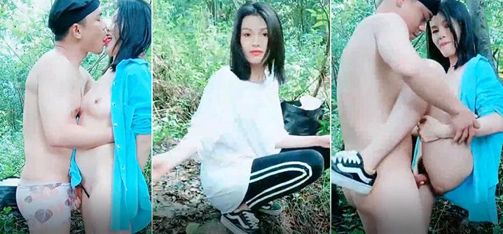 潘金莲与西门庆小树林里偷情激情啪啪深喉大鸡巴在小树林里边亲边草后入揉着奶子抽插射了一逼