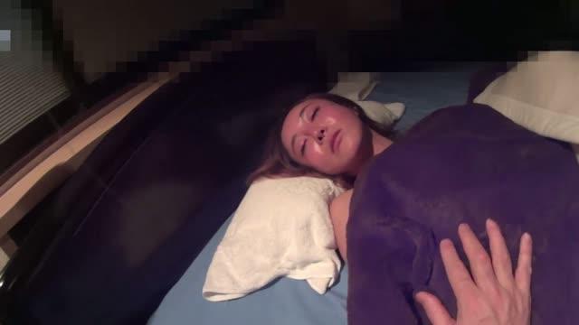 灌醉极品大奶良家人妻火爆身材紧致小穴爱不释手