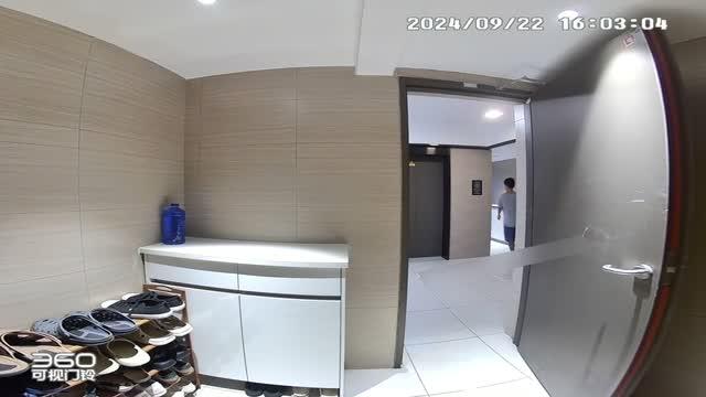 男子偷女鞋蹲楼道狂舔10分钟