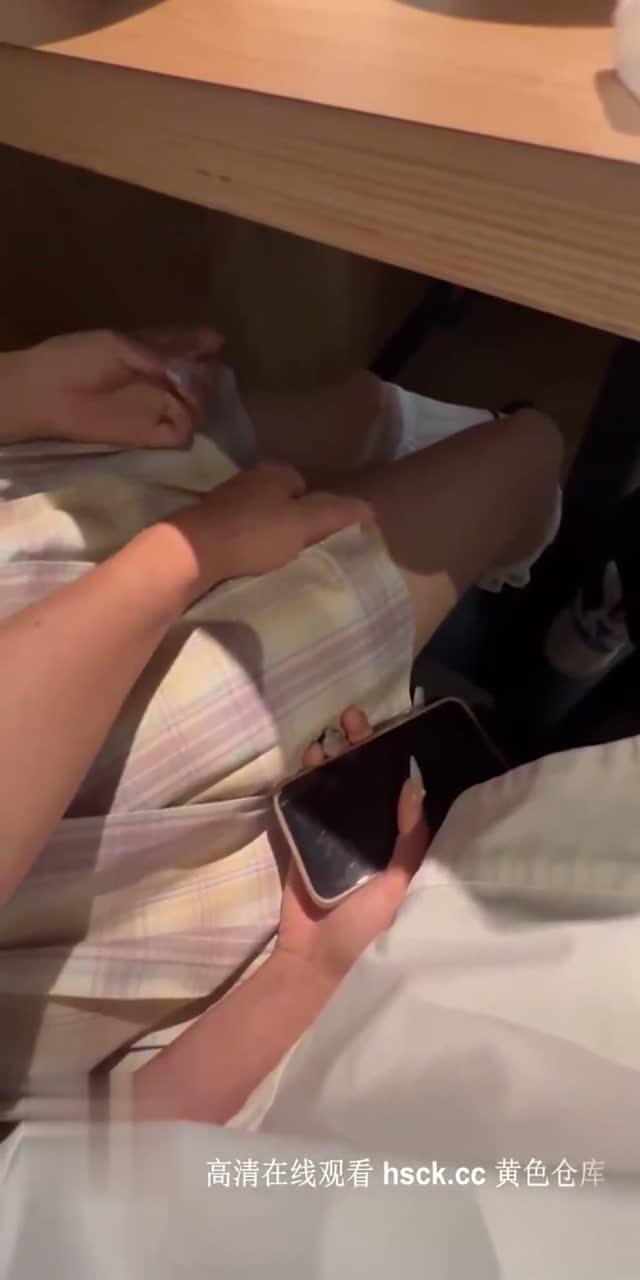 白月光女孩终究逃不脱黄发少年的魔爪
