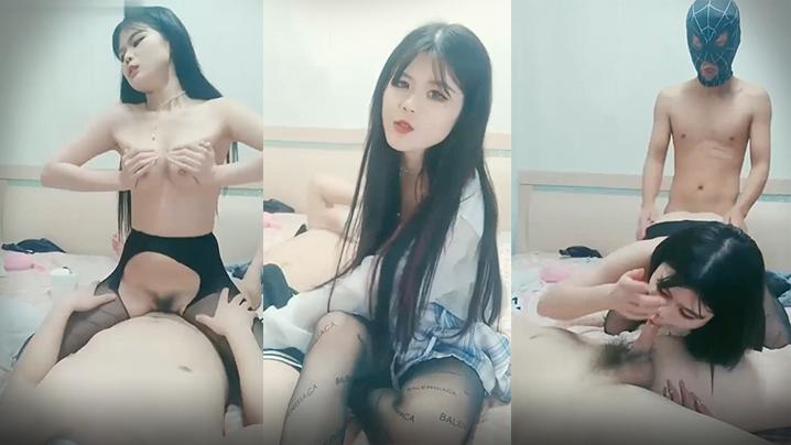 白皙美乳两男一女3P大战开档黑丝高跟鞋深喉口交上位骑坐边操边口多种姿势换着操铺上吸水垫喷水在上面