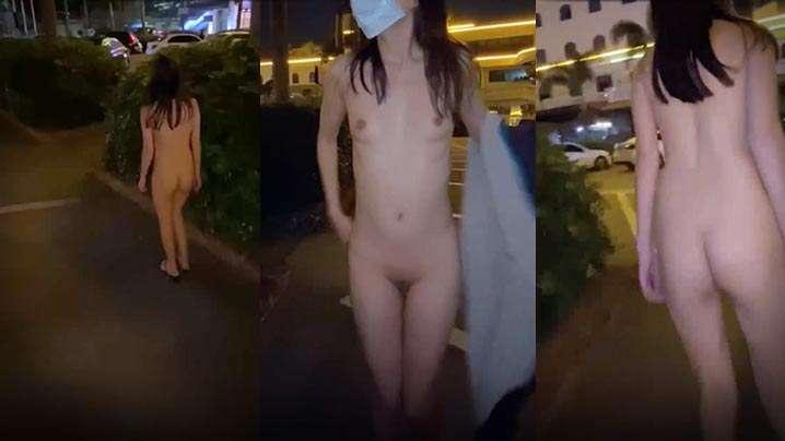 白虎少女FSS冯珊珊停车场大胆裸奔又怕被别人看见边走边躲
