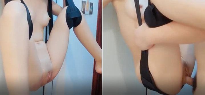 皮肤白皙嫩妹吊带上面吊起来架着操真能玩花样白虎萝莉美穴极品馒头B满满的新鲜感身临其境实属快哉