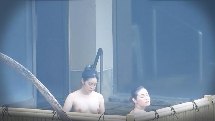 真实偸拍户外温泉脱得精光的年轻妹子们泡澡有几个妹子的身材太极品了