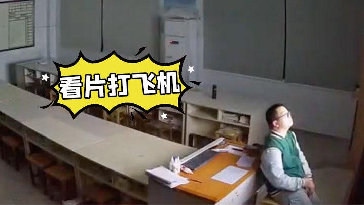 眼镜男趁教室没人打开投影机看片打飞机