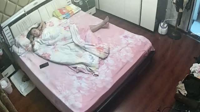 破解家庭摄像头偷拍刚洗完澡老婆想操B可惜中年老公的鸡巴硬不起来只好作罢