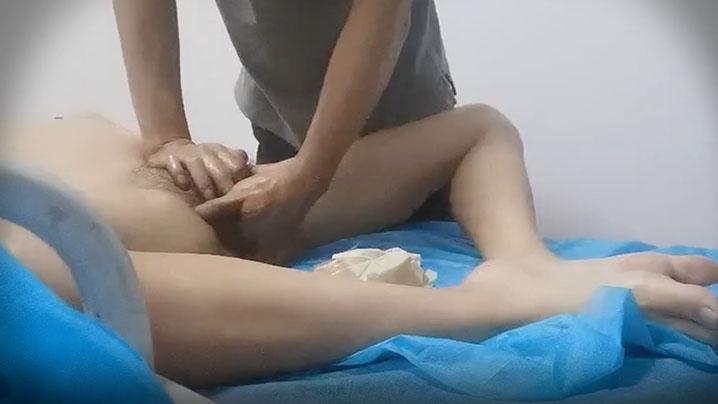 私处保健女客户推油按摩啪啪脱下裤子臀部揉捏掰穴手指扣入搞爽了想要被插按摩床上侧入大屁股