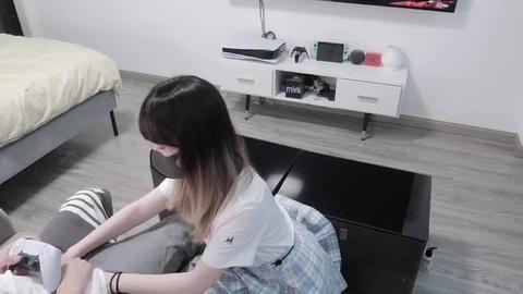 穿着JK黑丝足交勾引玩游戏的男朋友结果被反推爆草