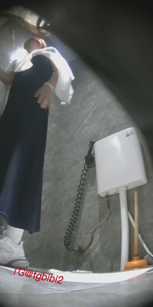 精品厕拍肤白貌美大长腿_戴帽子美女一只盯着摄像头看