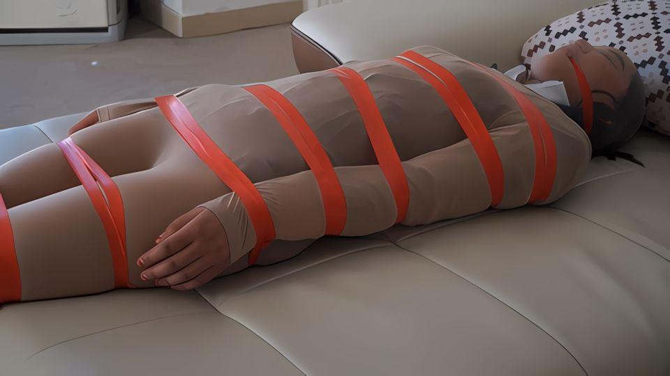 紧缚黑丝OL女白领