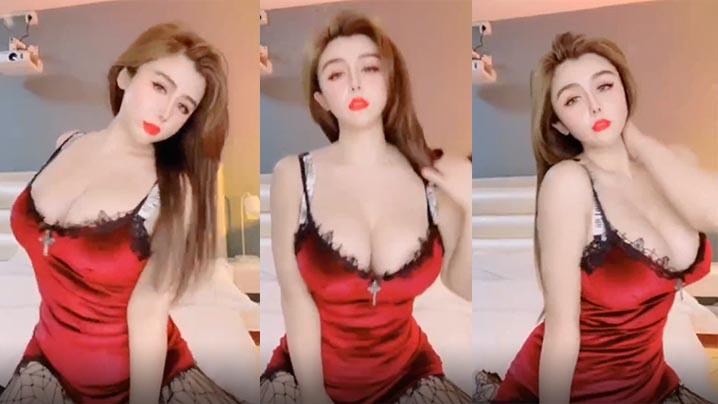 红色性感美女看着那么好的身材每天早放工回家都性福