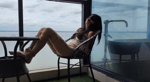 绑在阳台上的美女与大海