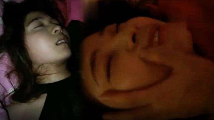 美人胎子女神级别的艺校女生将来要当演员的女神啊给她换上黑丝肉丝三套