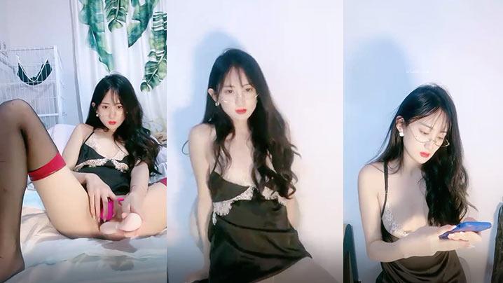 美到爆炸10级甜美小姐姐丝足美腿女神难得下海居然还喷水带上眼镜简直了像家庭教师系列女主