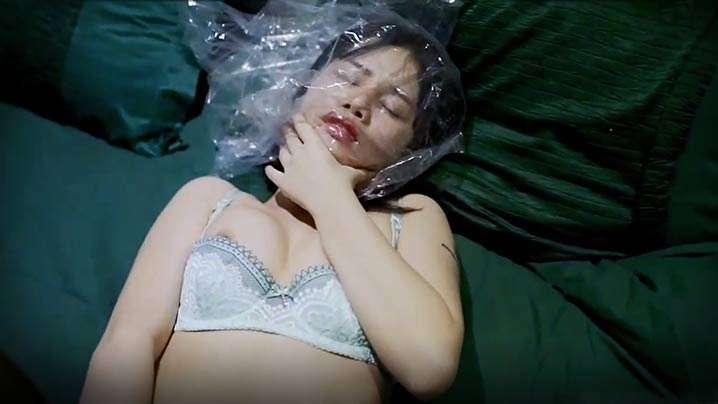 美女享受自慰窒息性快乐变态水管工闯进闺房把她强了