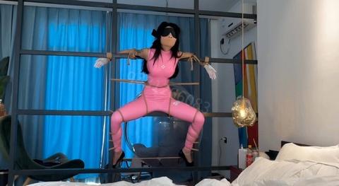 胶衣美女被固定在房间铁架上