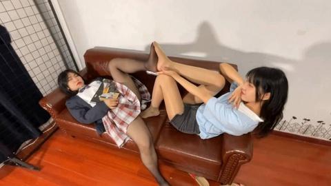 芳草工作室几个昏迷不醒的女人一起在床上被男人玩弄