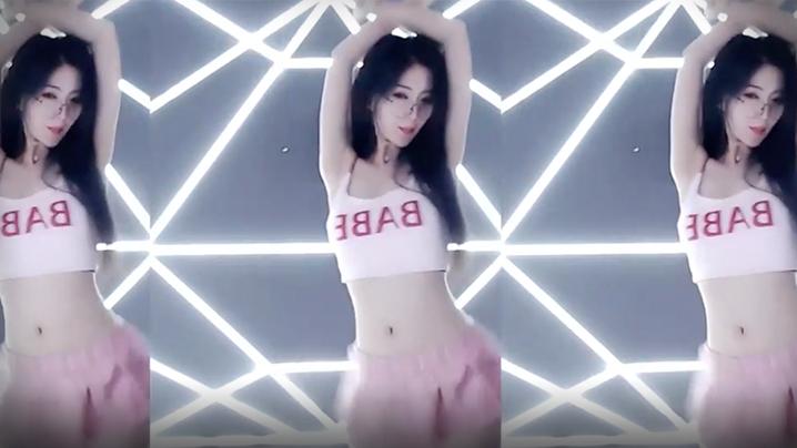 虎牙喵小柒短裙性感舞蹈摇摆