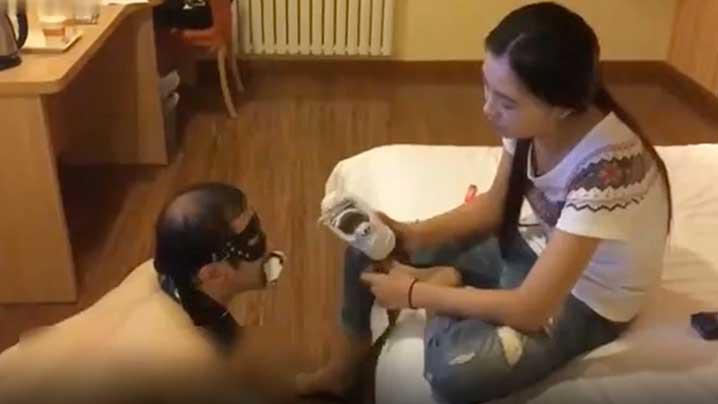 虐待调教男奴这女主的逼毛真性感大叔虽然被虐待的很惨有这么性感的逼逼舔得还是很让人羡慕的
