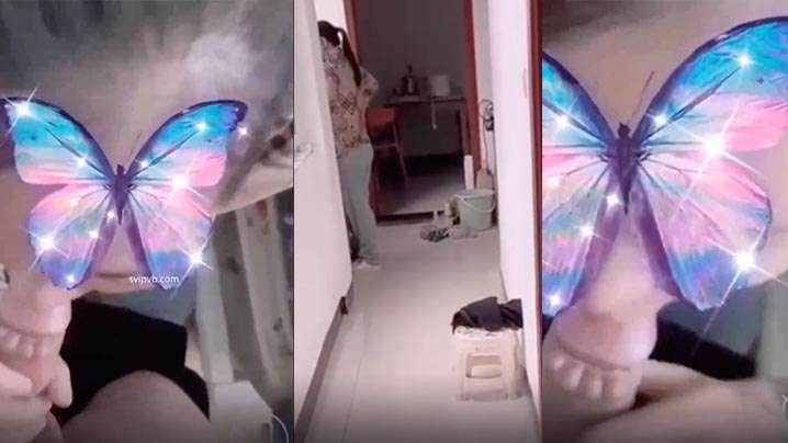 要妈妈给我口交把正在做饭的妈妈拉到房间让她给我口鸡巴