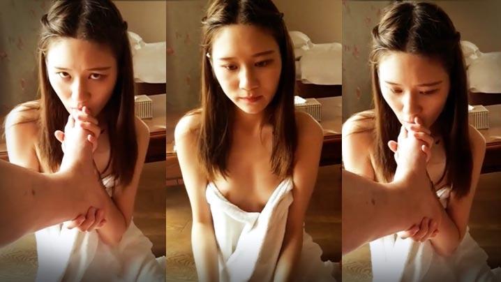 调教母狗小女友超害羞第一次被调教舔脚趾