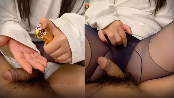 足交诱惑骚姐绝对有性奴的潜质喜欢刺激但是还是有点放不开说骚话的时候明显感觉有些拘谨