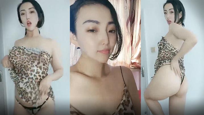 身材完美丰乳翘臀跳艳舞实在诱惑趴下给包皮男口交硬起来无套啪啪