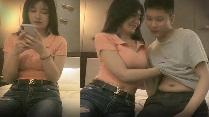 邻家妹妹型甜美大奶兼职美女看美女奶子挺大迫不及待撩起内衣揉捏吸吮舔屌后入奶子晃动操的妹子一直喊不要