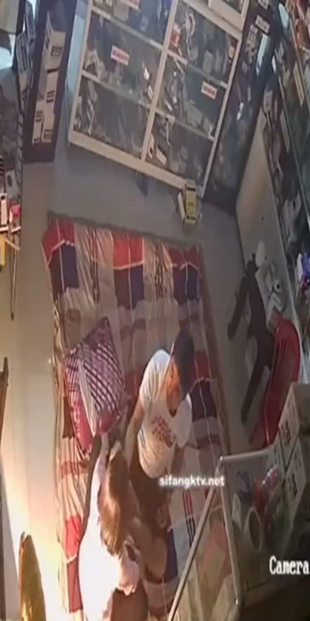 配件店铺偸拍年轻店主新交的女朋友打地铺造爱全过程小伙加藤鹰手法牛逼妹子被抠的欲仙欲