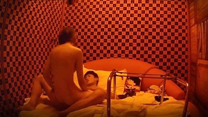酒店电视机下面安装的摄像头偷拍到的一幕