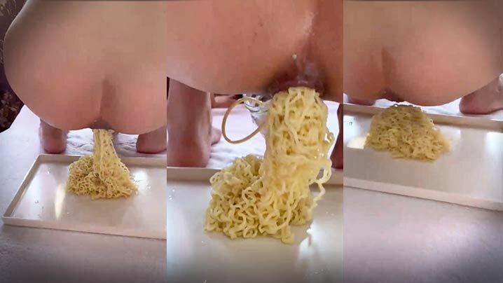重口味煮好的泡面往屁股洞里塞塞完还得拉最后还得吃
