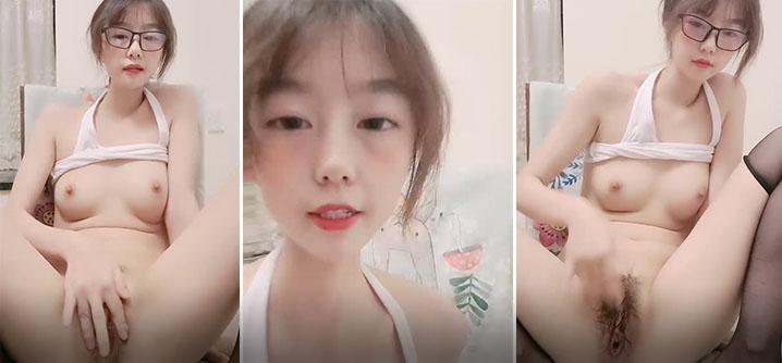 长相文静眼镜小美女撩起小背心揉揉奶子黑色丝袜M腿手指扣弄拿出假屌玻璃棒大黑牛轮番上阵毛毛浓密