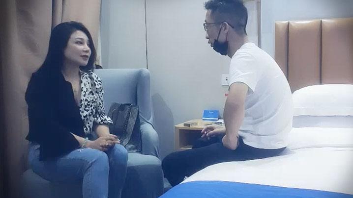 阿呆寻花眼镜老哥约牛仔裤甜美少妇翘起大屁股舔弄口交坐上来整根插入进出打桩抽插猛操