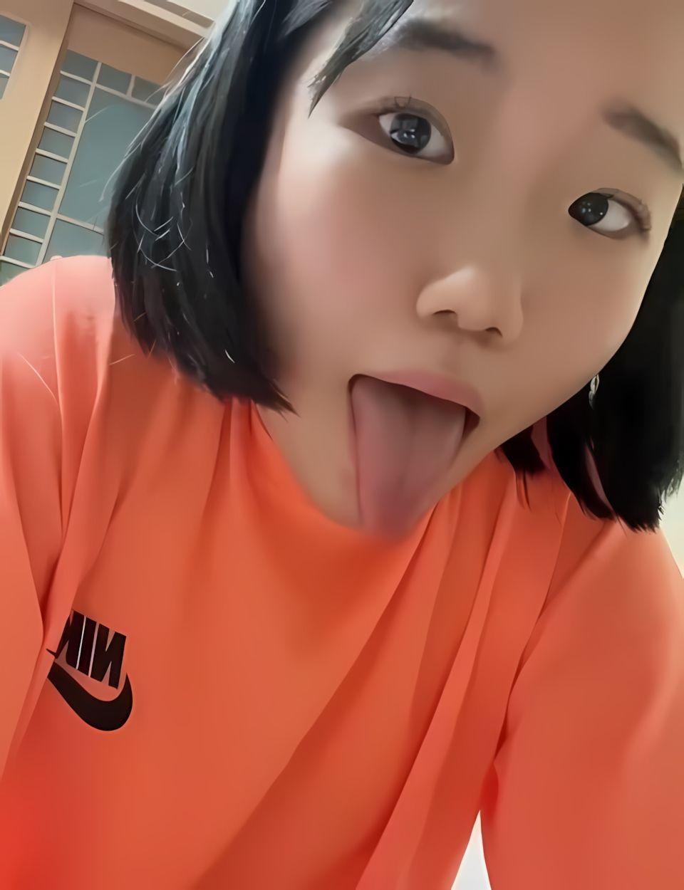 韩国女高中被网调用梳子把头插入自慰片流出
