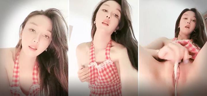 风和日丽极品气质美女主播难得密码房露逼大秀性感围裙白丝丁字裤拨开内裤露粉穴抹上乳液搞得湿湿