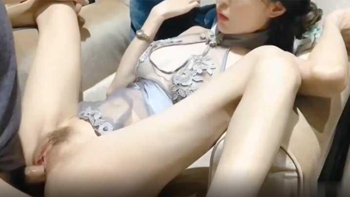 骚屄被按在沙发和床上一顿猛操射嘴里