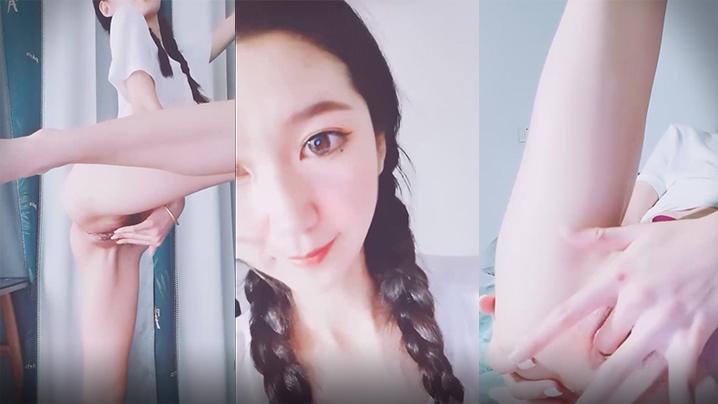 麻花辫顶级美女细腰翘臀牛仔裤扭动屁股掰开穴修长美腿揉捏贫乳对著镜头揉搓阴蒂