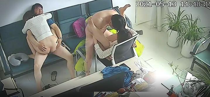 黑客破解摄像头公司女财务和经理经常趁着没人在办公室沙发和椅子上偷情